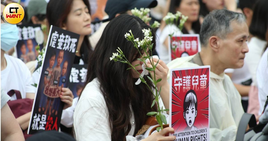 關心男童剴剴虐死案的民眾，走上凱道響應「終結兒虐，陪你長大」陳情活動，盼政府正視兒虐問題強化保護機制。（圖／黃鵬杰攝）