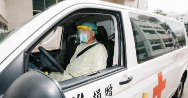 載到「疑似案例」當晚才知道!救護員不敢回家 心酸吐:只能躲在角落