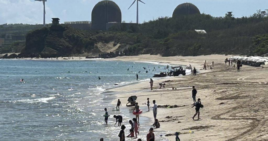 台電核三廠2號機17日運轉執照屆期，下午1時起降載停機操作，預估晚間10時完成發電機解聯、12時前完成反應爐停機工作。（圖／中國時報謝佳潾攝）