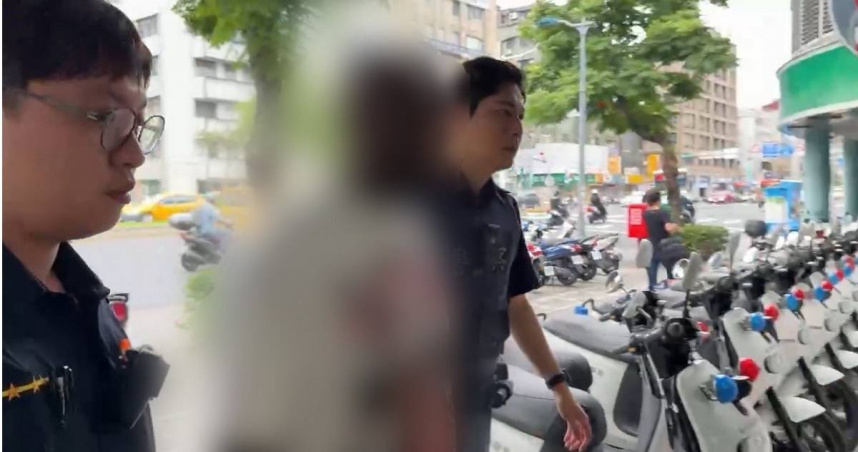 1名非裔男子騎自行車時行經被害男子，伸手碰觸其臀部後遭控性騷擾。（圖／翻攝畫面）