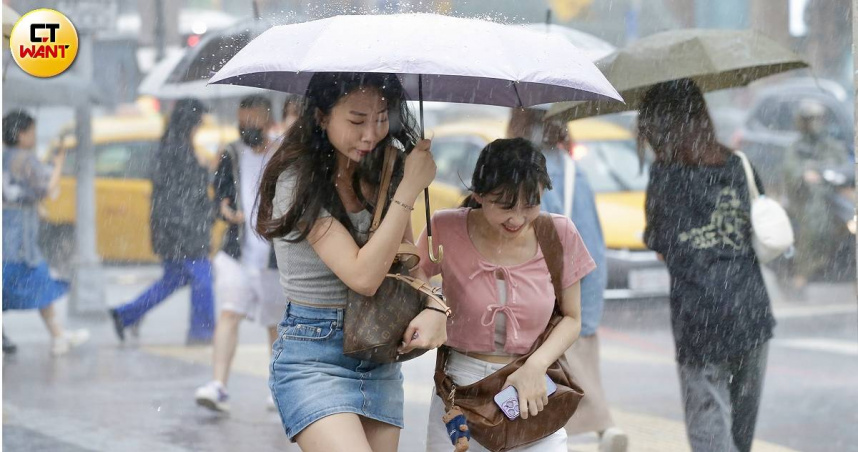 未來1周有2波鋒面通過，提醒民眾留意雨勢。（圖／黃耀徵攝）