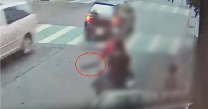 鄭男不滿兒子被陳男喝斥，竟返家持開山刀理論並打成一團，最終被警方依法移送偵辦。（圖／翻攝畫面）