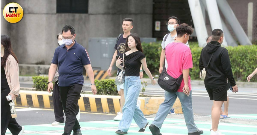 不少民眾紛紛戴回口罩。(示意圖/劉耿豪攝)