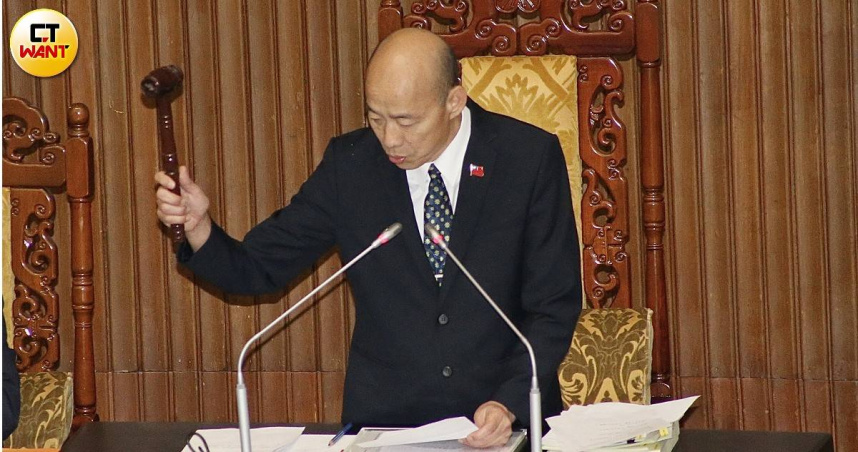 藍白聯手三讀志願役軍人每月多２萬元加給，義務役軍人月薪不得低於基本工資，明年起實施，圖為韓國瑜敲下法案三讀議事槌（圖／黃鵬杰攝）