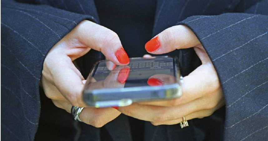 2025年第一季全球智慧手機生產總數達2.89億支， 雖較2024年同期減少約3%。（圖／達志／美聯社）