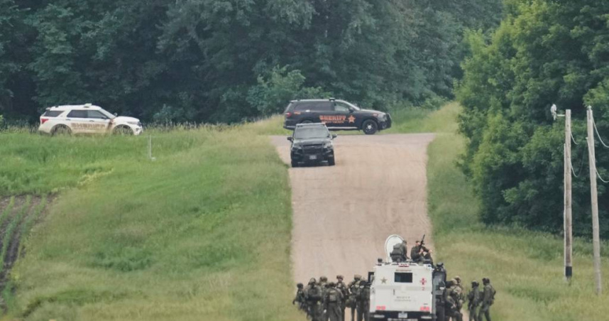 警方在鄉村地區找到疑似嫌犯的作案車輛。（圖／美聯社／達志）