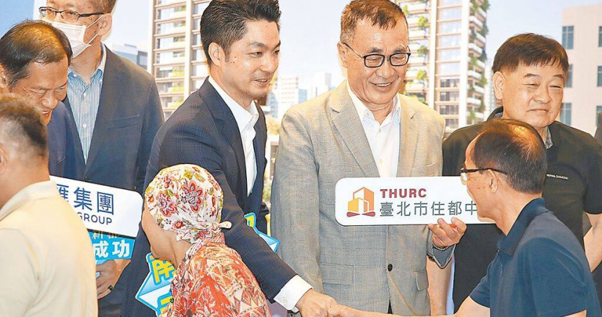 「南港新都」公辦都更案19日完成簽約，台北市長蔣萬安（後中）及台北市副市長兼台北市住都中心董事長李四川（後二）與住戶握手祝賀。（圖／中國時報王英豪攝）