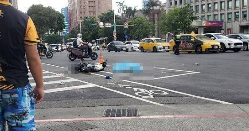 吊車路口右轉輾斃騎士，逃逸未果再撞2人。（ 圖／翻攝畫面）