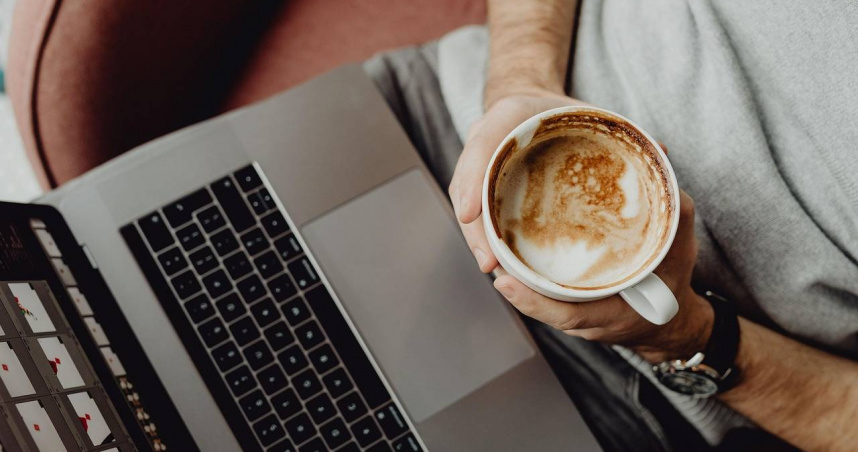 員工午休禁玩手機、嗑瓜子恐被開除，公司內規引熱議。（示意圖／Pixabay）