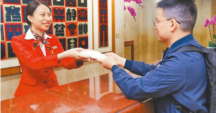台北市政府7月起有6項新制上路,其中自7月22日起推動「一次用旅宿用品限制使用政策」,規定觀光旅館及一般旅館業禁止主動提供一次性備品給顧客。(圖/報系資料照)
