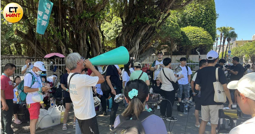 小草頂著艷陽到北檢外集結。（圖／高瑀彤攝）