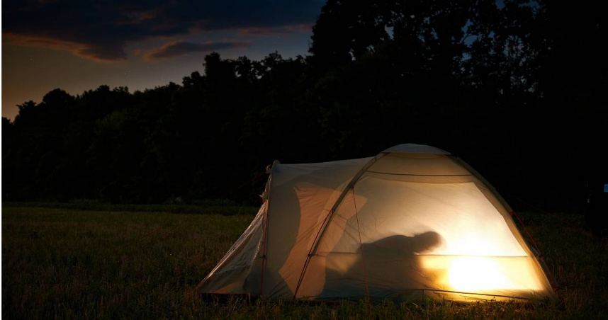 參加暑期營隊也要注意孩子安全，2023年就有一位營隊老師進入帳篷性侵學童，引發軒然大波。（圖／123RF）