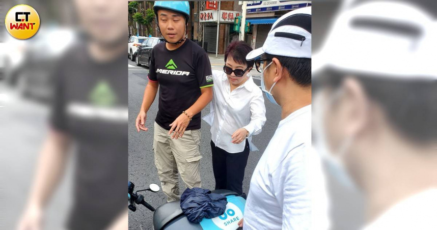 盧秀燕今早替文山區的國民黨立委賴士葆車隊掃街輔選，途中看見兩輛機車在路口擦撞，發生車禍，立即叫停車隊，化身媽媽市長下車關懷。（圖／薛孟杰攝）