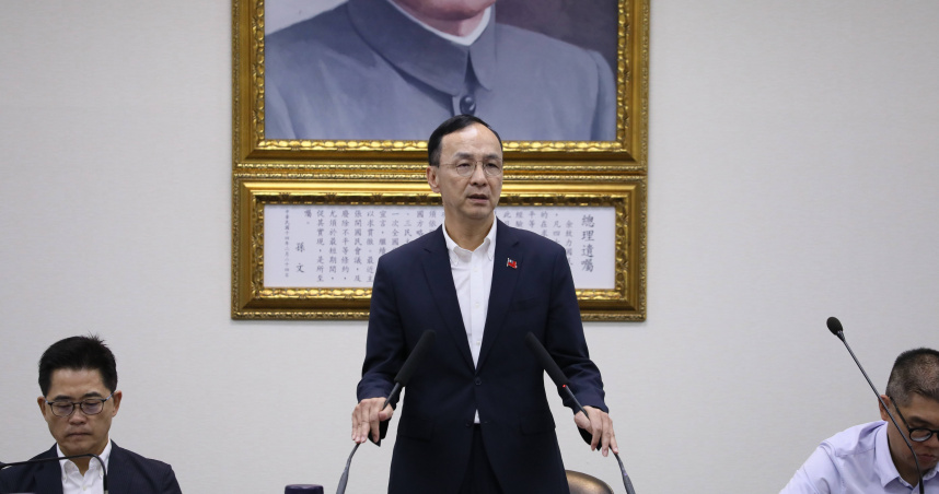 朱立倫昨日突然宣佈，同意「因應國際情勢強化經濟社會及民眾消費韌性特別條例草案」，納入行政院版本的國土韌性1500億元與台電補助的1000億元，交換民進黨團放行2300億普發現金萬元預算（圖／國民黨提供）