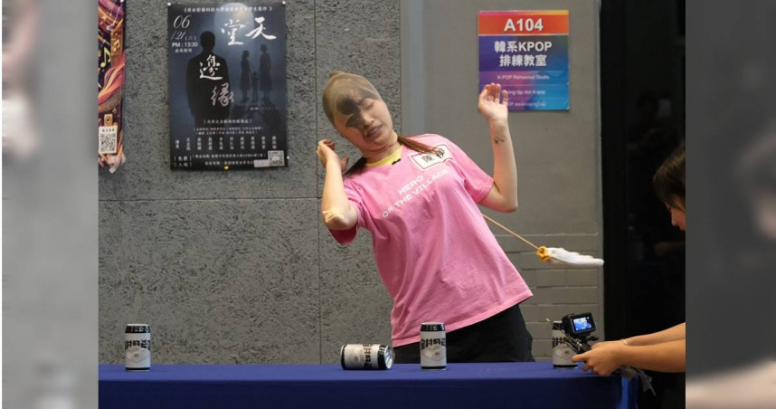 陳伊挑戰絲襪套頭，完全不計形象。（圖／東森提供）