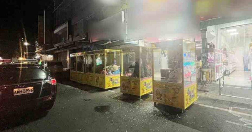 陳男氣不過，今(14日)凌晨持球棒到店裡搗毀6台娃娃機。(圖／讀者提供)
