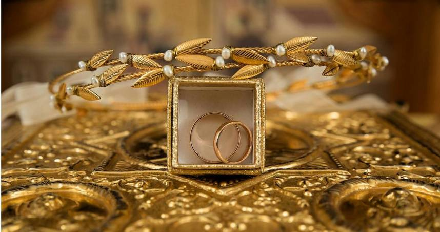 男子失業怕女友變心，偷女友金飾變賣，將非法所得用於兩人約會開銷。（示意圖／Pexels）