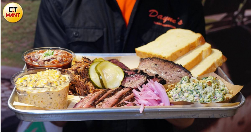 4人份的「經典德州煙燻拼盤」提供包括牛胸肉、牛胸腹肉、手撕豬、豬肋排、德州燻腸共5種肉品。（2,080元，圖／魏妤靜攝）