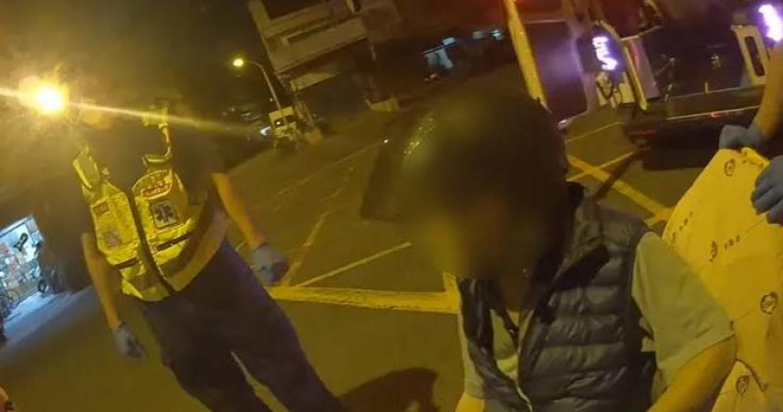 台中男高燒騎車自摔拒就醫警方聯絡家屬勸說。（圖／翻攝畫面）