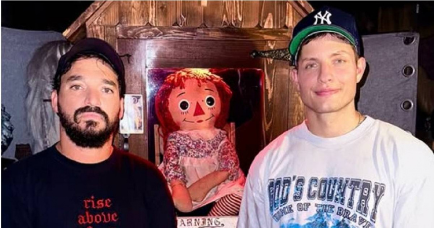 美國YouTuber卡斯蒂（左）及喜劇演員萊夫（右），與「安娜貝爾」娃娃的合照。（圖／翻攝自Instagram／@mattrife、@eltoncastee）