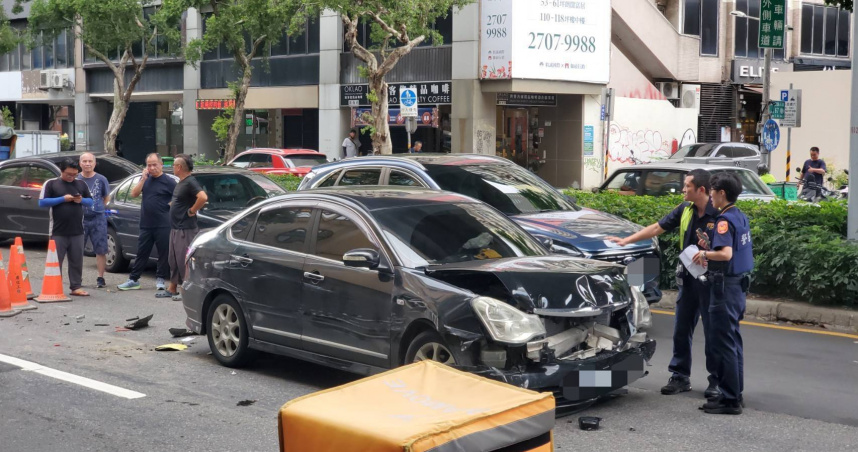 北市大安區和平東路三段6日下午發生轎車與機車擦撞事故。（圖／翻攝畫面）
