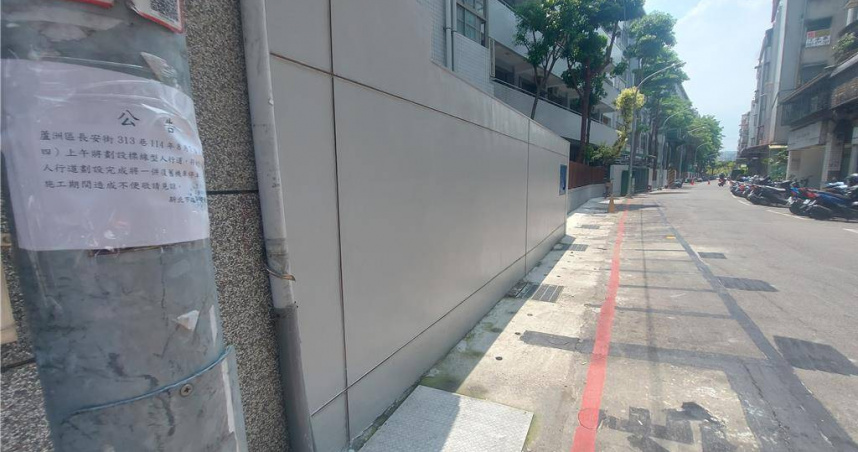 蘆洲長安街313巷近日進行道路標線調整，原本近50格機車停車位被塗銷、改畫紅線。（圖／中國時報張鎧乙攝）