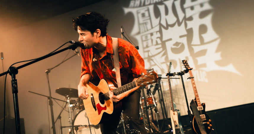 鳳小岳率領自組樂團「壓克力柿子」在父親節開唱。（圖／Legacy提供）