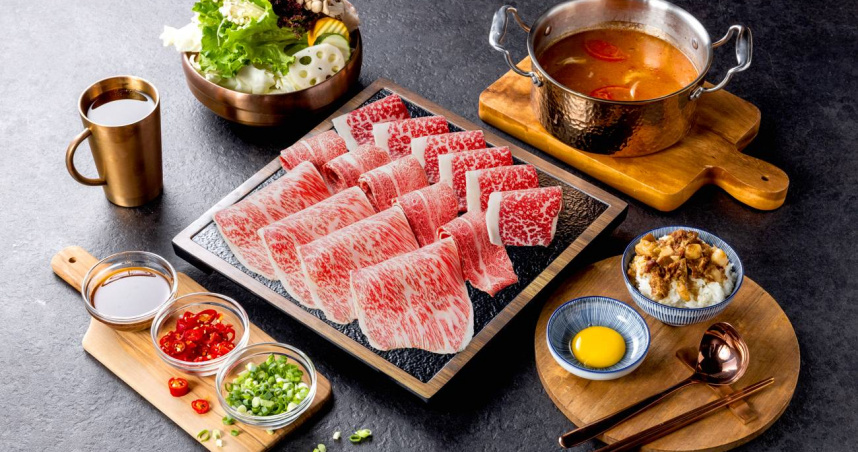新・肉多多「幸福單人套餐鍋 特級日本A5和牛拼盤」搭配上臀、玉脂翼板、霜降背肩部位。（圖／樂多多集團提供）