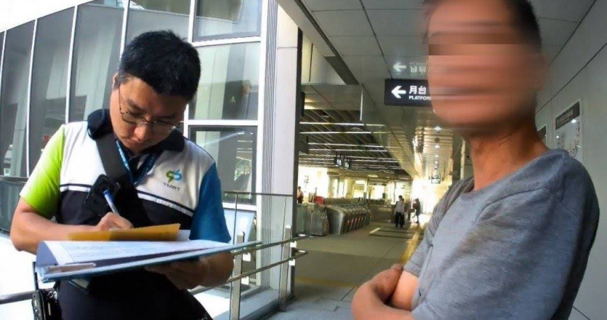 台中市一名男子日前酒後搭乘捷運手扶梯時，按下緊急暫停按鈕挨罰。（圖／翻攝畫面）