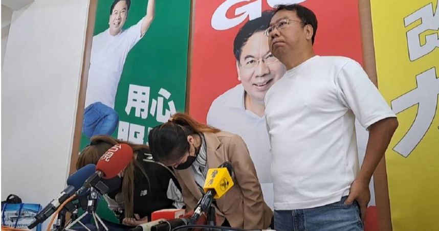 今日，台中市議員謝志忠偕同烤鴨業者及保險公司出面召開賠償說明會，有數十位消費者代表出席，烤鴨業者也出面鞠躬向消費者致歉。（圖／報系資料照）