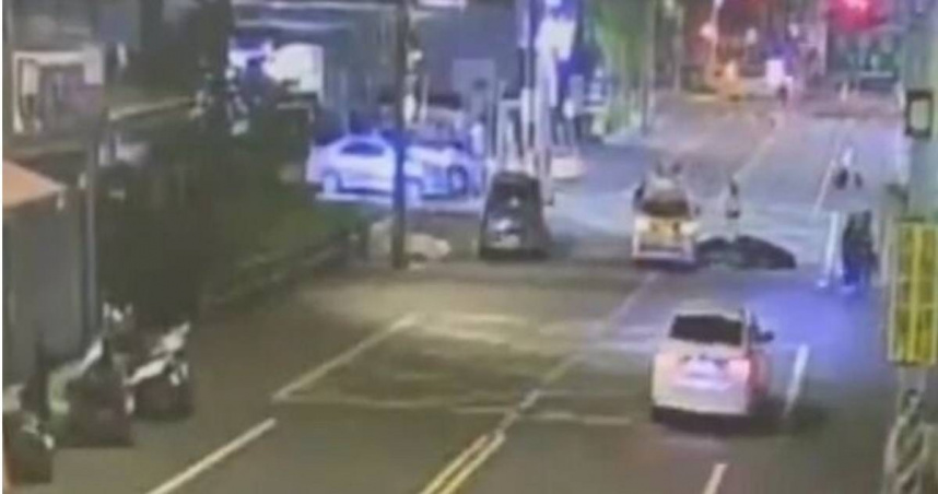 桃園邱姓男子因追求被拒，竟開車2度衝撞女子與男同事，最後撞上電線桿才停下。（圖／翻攝畫面）