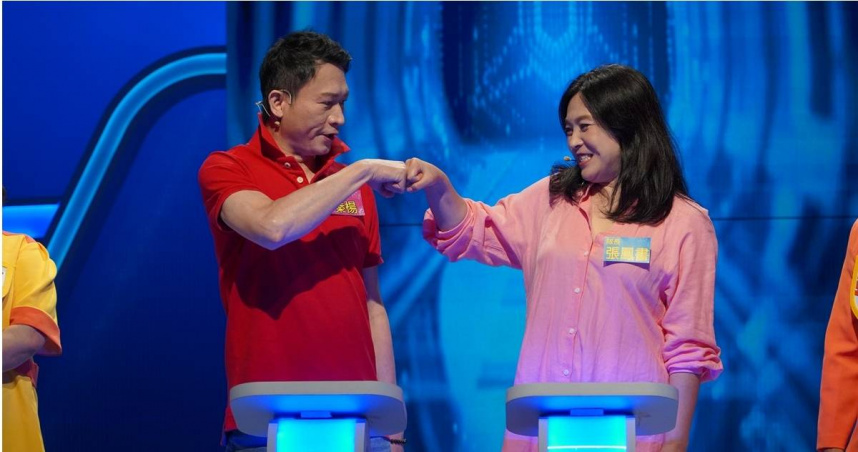 秦楊（左）與張鳳書同台比拚台語。（圖／公視台語台提供）