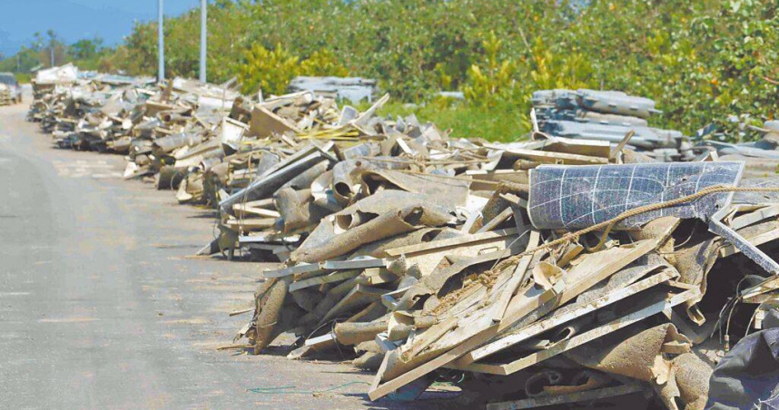 外商「元昱太陽光電」股份有限公司營運的嘉義縣新庄滯洪池，廢棄光電設施就地放置在環狀道路，處理方式草率。（圖／本報資料照）