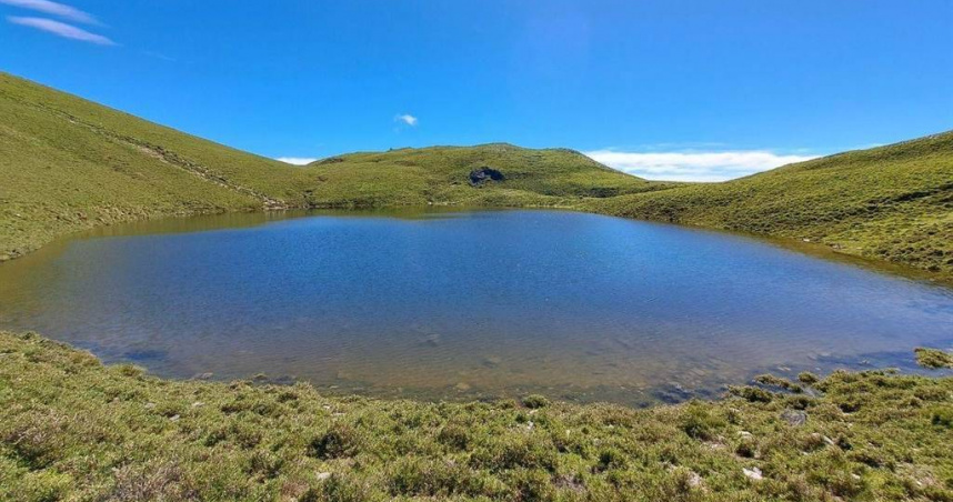 嘉明湖位於中央山脈三叉山稜線下，海拔3310公尺，湖面如寶石般清澈，常被登山客稱為「天使的眼淚」。（圖／報系資料照）