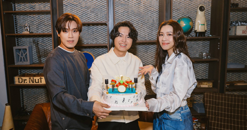 粉絲為告五人鼓手哲謙（中）慶生。（圖／相信音樂提供）