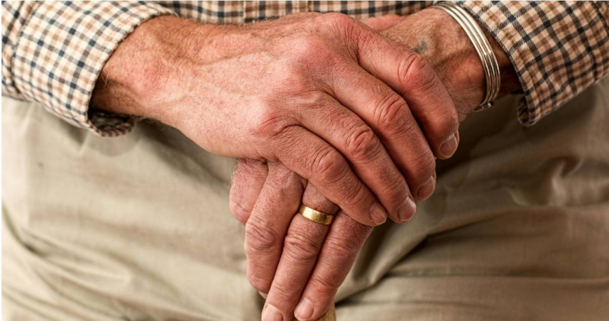 家人誤以為長輩失智。（示意圖／Pexels）