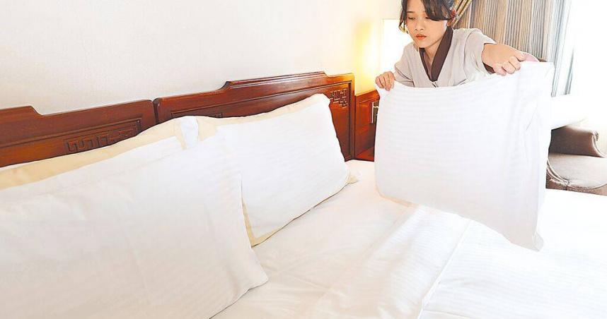 截至2025年7月底，共有逾4萬人以「外國中階技術人力」身分留台工作，以家庭看護工最多，旅宿業僅有1人。圖為旅館員工整理房間示意圖。（圖／本報資料照片）