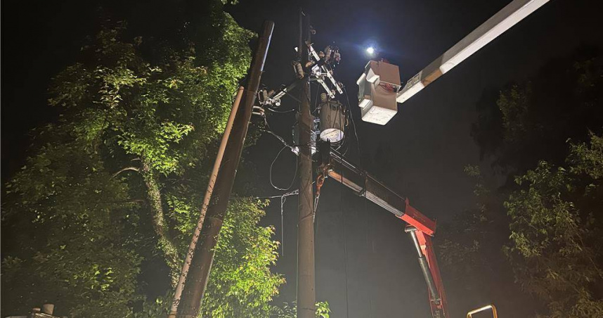 金門18日晚間下起大雷雨，金寧鄉伯玉路2段一帶因有樹木斷裂碰觸高壓線路，造成545用戶停電；台電獲報立即派員至現場摸黑搶修復電。（圖／台電）