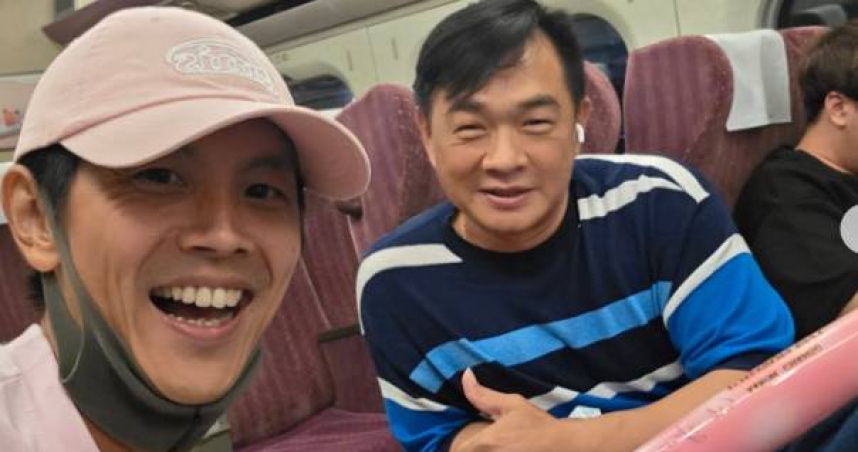 阿翔（右）在高鐵商務車廂巧遇彭政閔（左），開心拿出球棒請偶像簽名留念。（圖／翻攝自Instagram／together_love0214）