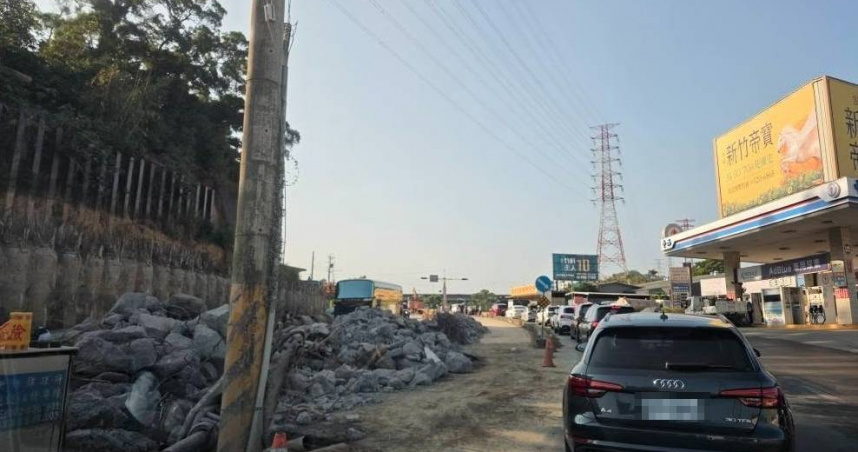 啟德機械位於新竹縣寶山區的豪華總部，於9月27日至29日間首度開放外界參觀，導致周遭交通大打結。（圖／翻攝自臉書，啟德機械起重工程-股公司）