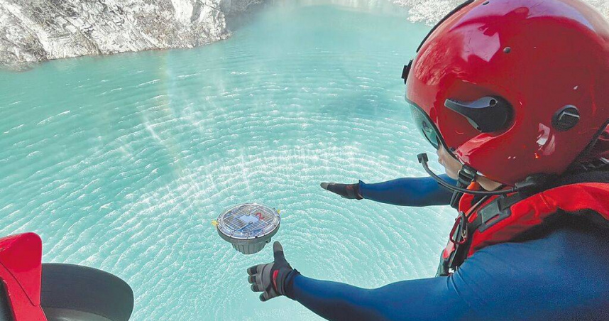 空勤總隊2日出動直升機搭載人員前往花蓮縣馬太鞍溪堰塞湖，投放3個小型水位衛星觀測浮標，協助專家、學者透過無線電回傳資料掌握水量。（圖／翻攝畫面）