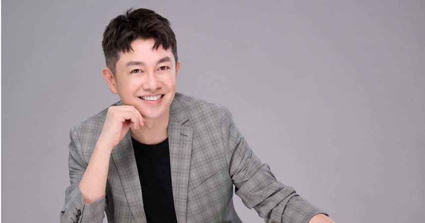 李明川進行心心念念許久的眼袋手術。（圖／光澤診所）