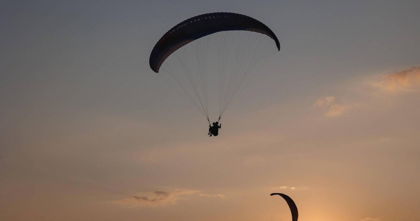 美國一名跳傘教練在執行雙人跳傘時，因不慎與學員分離，再加上身上沒有降落傘，所以不幸從高空墜落身亡。（示意圖／pixabay）