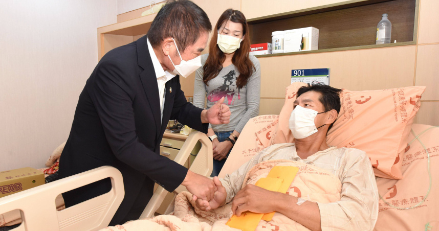 苗栗縣長鍾東錦今天（8日）上午由縣府局處主管與大千醫療團隊陪同，到醫院慰問並肯定林男的英勇行為。（圖／苗栗縣政府提供）