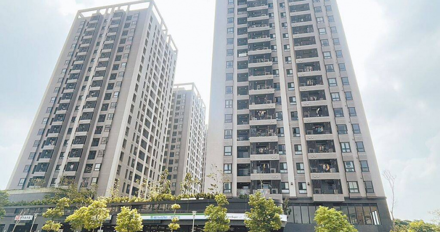 桃園社宅住戶抱怨管理制度缺乏人性，比大學宿舍還嚴苛，小至未領取包裹、代刷門禁卡等輕微事項都會被記點，恐造成租約終止影響居住權益。（圖／中國時報呂筱蟬攝）