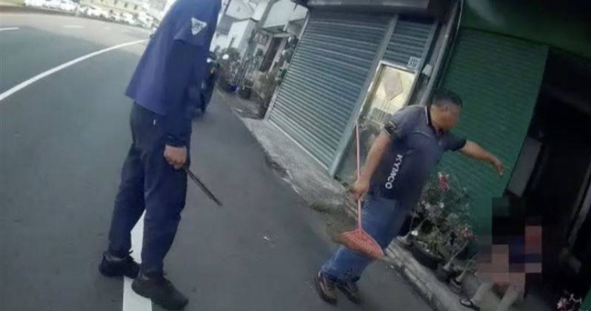 林男16日下午連砍2鄰居，犯案後坐在民宅門口等待員警抵達，周邊住戶還持掃把、鐵棍與他對峙。（圖／翻攝畫面）