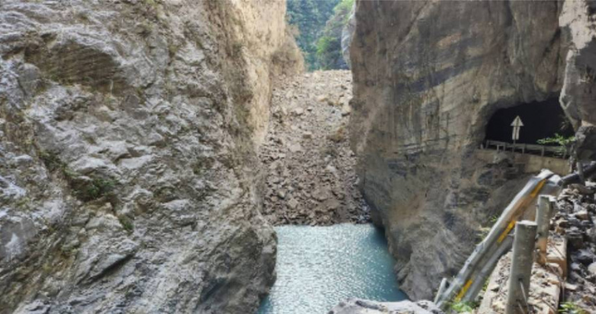 花蓮縣府17日依據紅色警戒強制撤離民樂部落、民有部落及東部電廠員工。（圖／公路局提供）