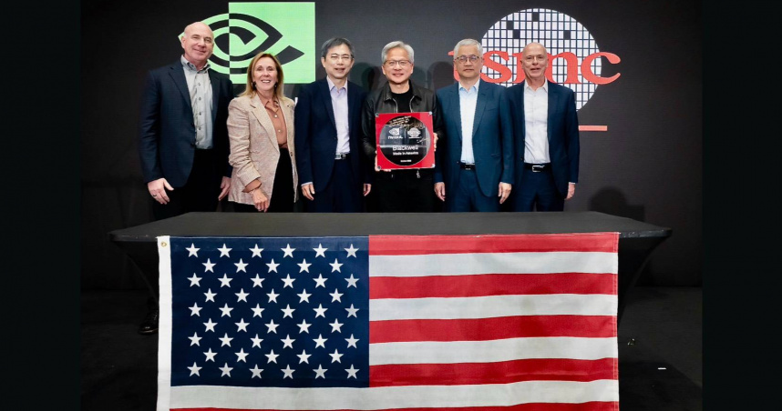 輝達與台積電宣布首枚在美國完成的先進製程晶圓。（圖／輝達提供）