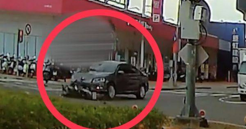 台中北屯區好市多商圈發生車禍，呂姓女騎士違規左轉遭對向轎車撞擊，人在空中翻轉後重摔，機車卡入轎車底起火燃燒。（圖／翻攝WoWtchout - 地圖型行車影像分享平台）