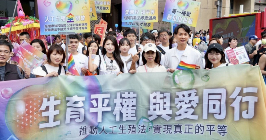 民眾黨團與支持者參與第23屆台灣同志遊行，呼籲修法保障同志與單身者生育權。（圖／翻攝自民眾黨臉書）